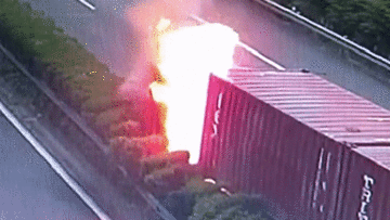 Container đâm vào dải phân cách bốc cháy, tài xế nhảy cửa sổ thoát nạn