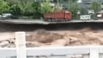 Lũ quét làm sập đường, cuốn trôi xe tải ở Trung Quốc