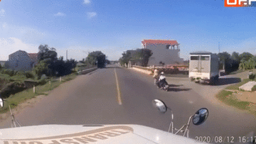 Xe máy lao nhanh đâm trúng người đi đường và diễn biến thót tim ngay sau đó