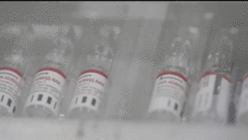 Tham quan dây chuyền sản xuất vắc-xin ngừa Covid-19 đầu tiên trên thế giới