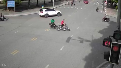 Cố tình vượt đèn đỏ, người đàn ông nằm bất động trên đường