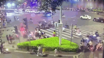 Vượt đèn đỏ, người phụ nữ đi xe máy bị ô tô tông bay “dính” trên nóc xe
