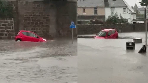 Khoảnh khắc 2 ô tô giống nhau cùng ‘nổi lềnh phềnh’ giữa đường ngập nước