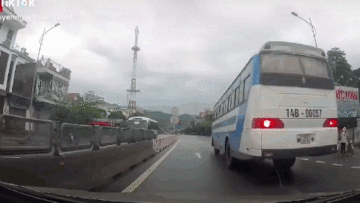 Quảng Ninh: Bé trai hồn nhiên lao ra giữa đường chơi, suýt bị ô tô đâm