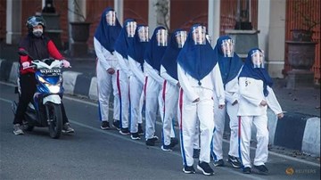 Covid-19: Bộ trưởng Ireland từ chức vì đi chơi, HQ tăng vọt ca nhiễm mới