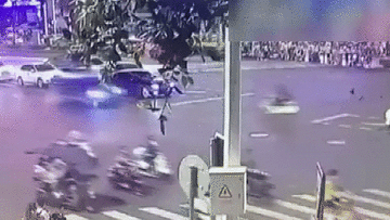 Vượt đèn đỏ, đôi nam nữ đi xe đạp điện bị hất văng lên nóc xe ôtô