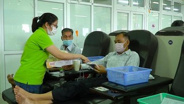 Ấm lòng miếng bánh, ly nước tiếp sức bệnh nhân chống chọi ung thư
