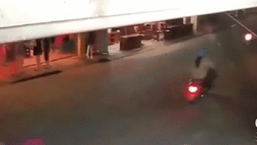 Xe máy đối đầu, 2 thanh niên trẻ bị hất văng xa