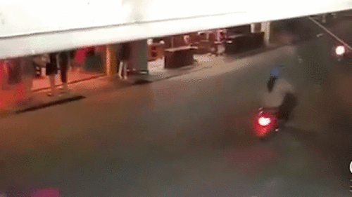Xe máy đối đầu, 2 thanh niên trẻ bị hất văng xa