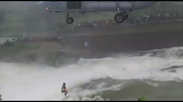 Xem Ấn Độ dùng trực thăng giải cứu người mắc kẹt giữa dòng lũ chảy xiết