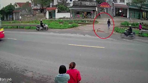 Cô gái ‘ung dung’ băng qua đường ray khi tàu lao tới