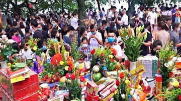 Khó giãn cách, phủ Tây Hồ đề nghị người dân không tháo khẩu trang khấn lễ