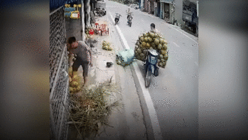 Cô gái có hành động lạ rồi đâm thẳng vào xe chở dừa