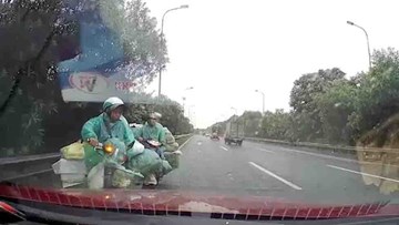 Ô tô ép 2 xe máy chở rau quay đầu khi đi ngược chiều trên Đại lộ Thăng Long