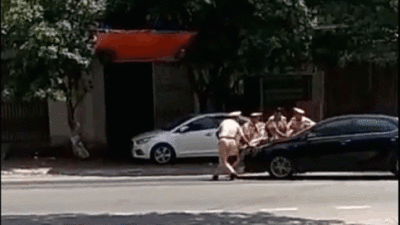 Tài xế ô tô vẫn nhấn ga dù bị 4 CSGT đứng chặn trước mũi xe