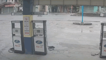 Xe máy sang đường kiểu “khó hiểu” khiến tài xế xe ben nhảy khỏi cabin