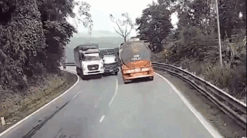 Cố chen giữa 2 xe trên đoạn đường cua hẹp, tài xế bị đánh giữa đường