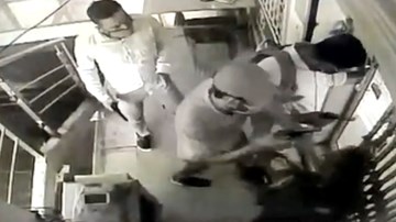 Nhân viên bảo vệ tay không ngăn chặn 3 tên cướp cầm súng