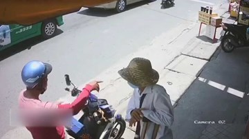 Cụ ông tàn tật bị nam thanh niên lừa, cướp cả lốc vé số ở Bình Dương