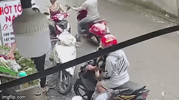 Bị giật dây chuyền khi đang mua rau, người phụ nữ bỏ xe máy đuổi theo cướp