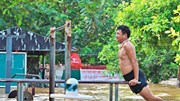Người Hà Nội bì bõm tập thể dục, tắm giữa nước lũ sông Hồng
