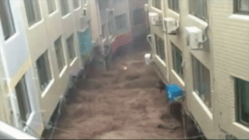 Lũ kinh hoàng cuốn phăng ô tô ở Trung Quốc