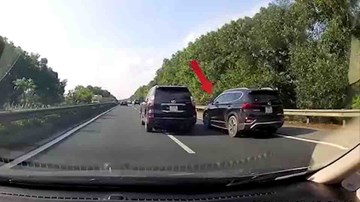Xe Lexus đi giữa 2 làn trên cao tốc bị xe khác tạt đầu ‘dằn mặt’