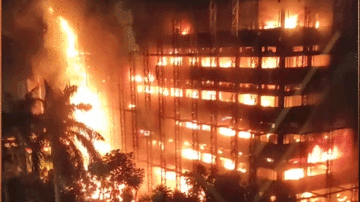 Khoảnh khắc ngọn lửa thiêu rụi trụ sở văn phòng Tổng chưởng lý Indonesia