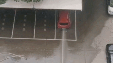 Trung Quốc: Ô tô điện đang sạc bất ngờ phát nổ, vỡ tan tành