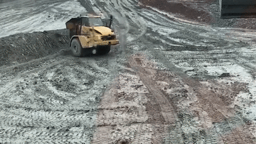 Xem màn drift ấn tượng trên đường bùn đất của siêu xe tải 40 tấn