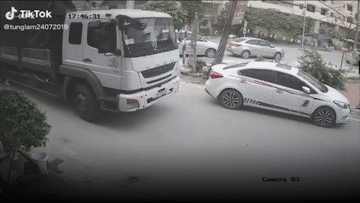 Khoảnh khắc xe tải kéo đổ cột điện, khiến ô tô đỗ bên đường nhận trái đắng