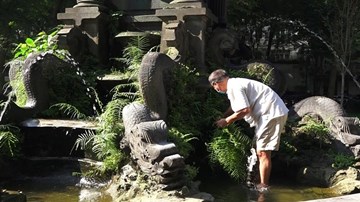 Tượng đài ở Hà Nội xuống cấp, người dân dọn dẹp cây dại chờ ngày sửa sang