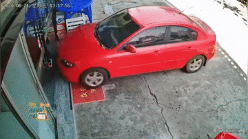 Người phụ nữ bất ngờ đâm vỡ kính cửa và cán đổ nguyên một dãy bàn ăn