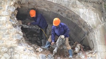 Cận cảnh quá trình đục 5 vòm cầu trăm năm tuổi ở Hà Nội