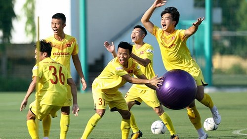 U22 VN 'cãi nhau ỏm tỏi' trong buổi tập với bóng khổng lồ