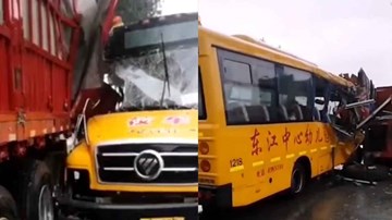 Trung Quốc: Xe buýt tông xe tải, học sinh mẫu giáo la hét thất thanh