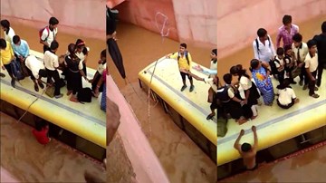 Khoảnh khắc giải cứu học sinh trên nóc xe buýt bị kẹt trong hầm ngập nước