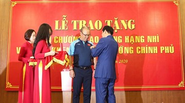 Khoảnh khắc xúc động khi HLV Park nhận Huân chương Lao động hạng Nhì
