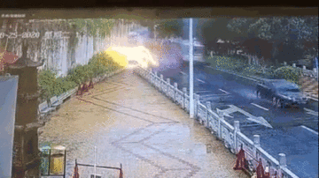 Xe buýt bất ngờ 'drift' tông vào lan can hất văng tài xế xuống đường