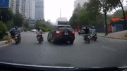 Chạy trong làn BRT, người phụ nữ bi ôtô quay đầu tông trúng