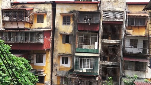Cận cảnh chung cư nguy hiểm cấp độ D buộc phải di dời tại Hà Nội