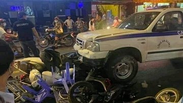 Khoảnh khắc xe công an phường lao vào quán nhậu ở phố Bùi Viện