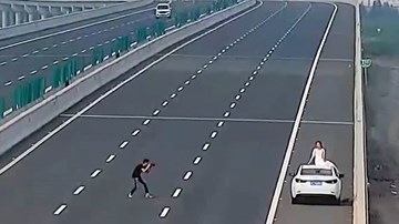 Muốn khác người, liều chụp ảnh cưới trên cao tốc