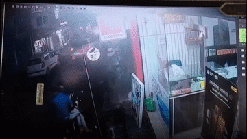 Khoảnh khắc đáng sợ bò đực 'phi thân' vào 2 người đi xe máy