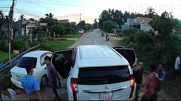 Đi xe 7 chỗ không được vượt, 7 người chặn đầu 'dằn mặt' tài xế xe tải