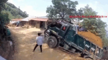 Khoảnh khắc xe ben lùi bất cẩn lao xuống vực