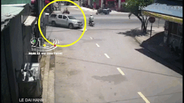 Xe máy chờ sang đường hú hồn vì lọt khe cú đâm xe khách và bán tải