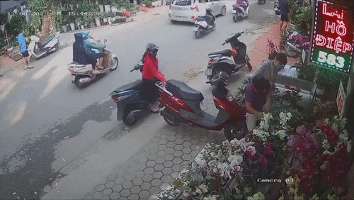 Người phụ nữ móc trộm ví giữa phố đông người mà không ai hay biết