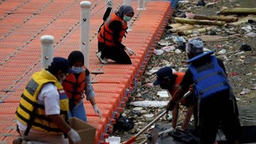 Covid-19: Indonesia đối mặt thảm họa kép, Mỹ cho thử nghiệm vắc-xin của Anh