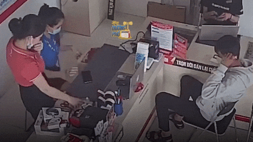 Thấy rắn trong ngắn kéo, hai nữ nhân viên hoảng sợ bỏ chạy